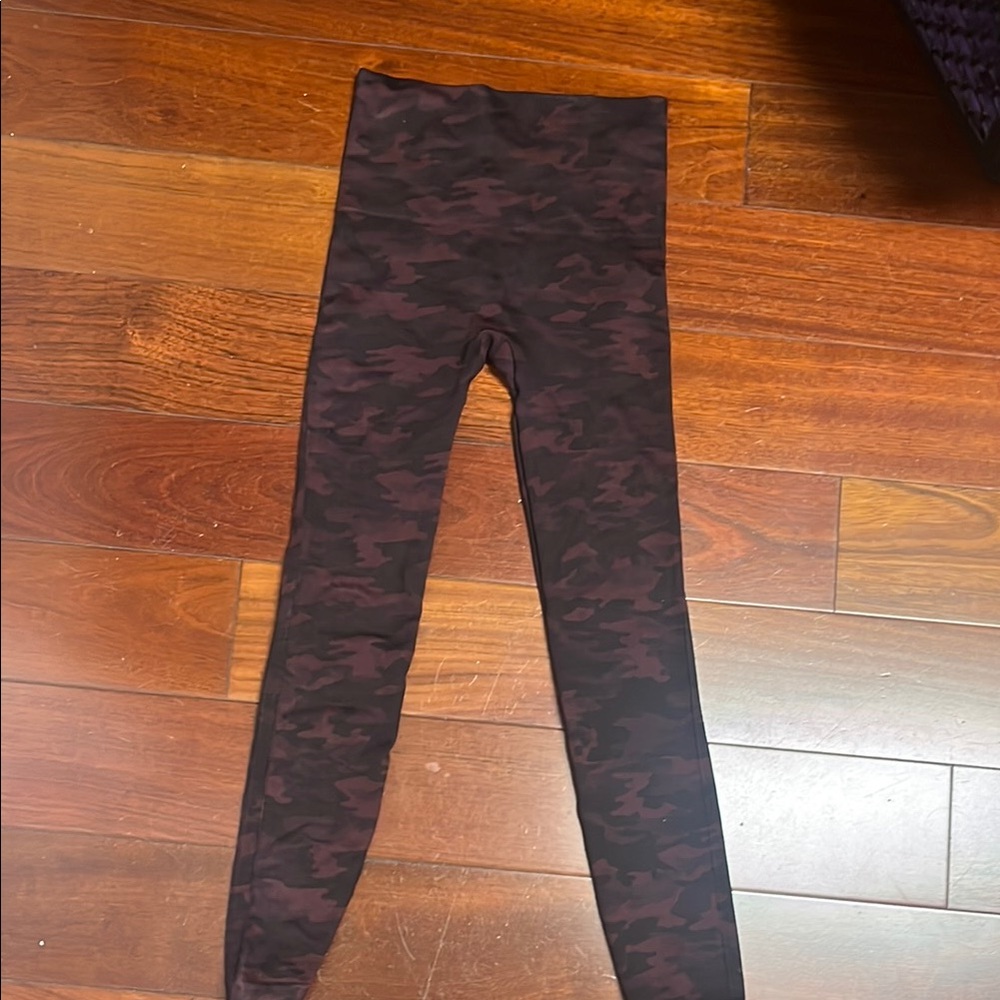 SPANX maroon and Black camo print spanx Performance Leggings